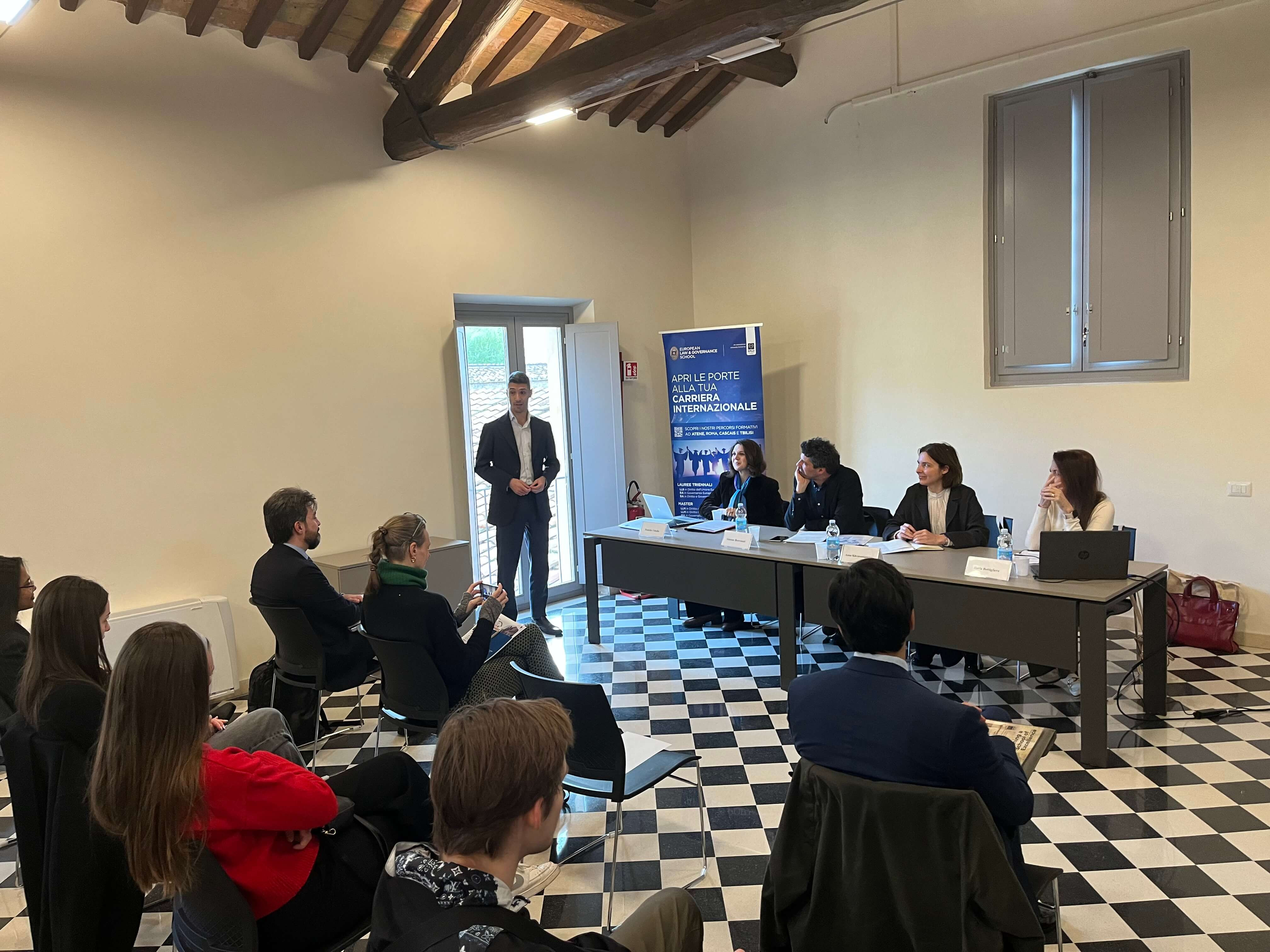 Αξίες της ΕΕ σε έναν Κατακερματισμένο Κόσμο: Διεύρυνση, Ταυτότητες και Εξωτερική Διακυβέρνηση